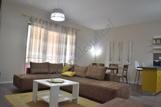 Apartament 2+1 me qira ne kompleksin Delijorgji ne Tirane.
Ndodhet ne katin e tete te fundit te nje